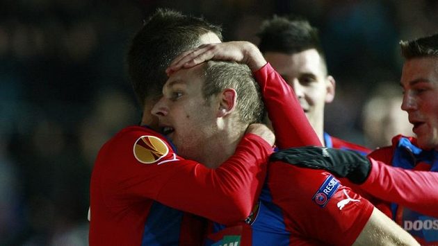 Plzeňští fotbalisté oslavují gól Daniela Koláře (uprostřed) proti Hapoelu Tel Aviv. Plzeňští fotbalisté oslavují gól Daniela Koláře (uprostřed) proti Hapoelu Tel Aviv.