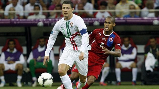 Cristiano Ronaldo ve čtvrtfinále Eura s českým týmem, brání jej Theodor Gebre Selassie Cristiano Ronaldo ve čtvrtfinále Eura s českým týmem, brání jej Theodor Gebre Selassie