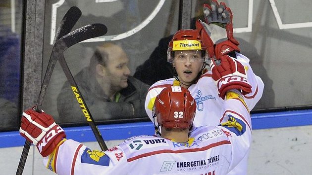 Jakub Orsava (zády) a střelec Daniel Rákos z Třince se radují z gólu. Jakub Orsava (zády) a střelec Daniel Rákos z Třince se radují z gólu.