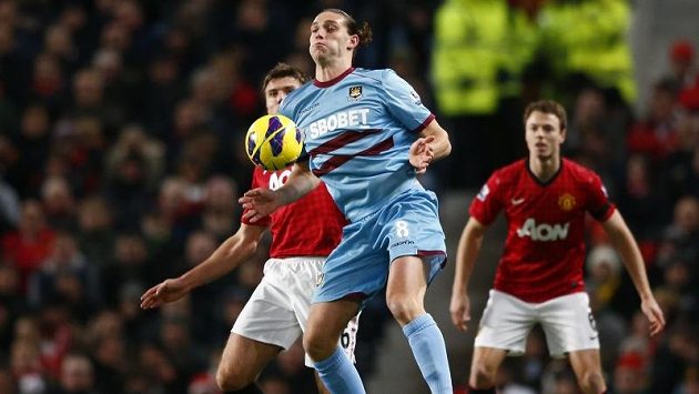 Anglický útočník Andy Carroll (v modrém dresu) z West Hamu si v duelu proti Manchesteru United poranil koleno. Anglický útočník Andy Carroll (v modrém dresu) z West Hamu si v duelu proti Manchesteru United poranil koleno.