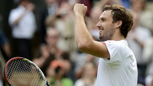 Lotyš Ernests Gulbis se raduje z postupu přes Tomáše Berdycha. Lotyš Ernests Gulbis se raduje z postupu přes Tomáše Berdycha.