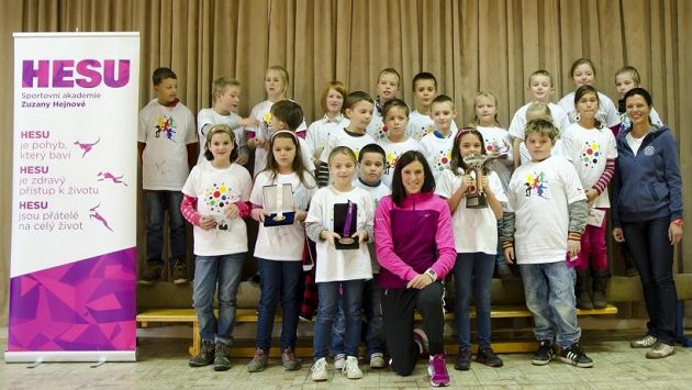 Zuzana Hejnová a chumel dětí při sportovním setkání. Zuzana Hejnová a chumel dětí při sportovním setkání.