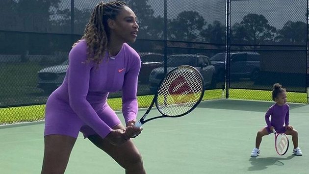 Tenisová hvězda Serena Williamsová zapózovala na kurtu se svou dcerkou Olympií. Tenisová hvězda Serena Williamsová zapózovala na kurtu se svou dcerkou Olympií.