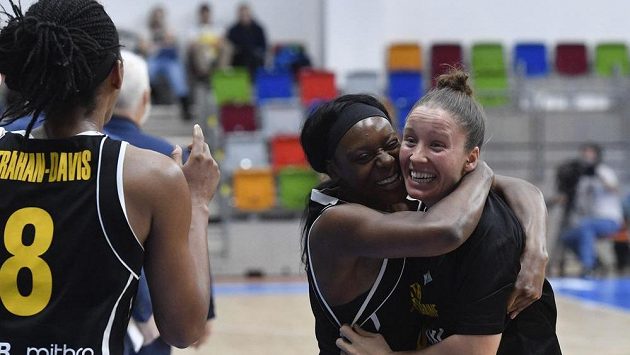 Zprava Marjorie Carpréauxová a Britney Jonesová z týmu Castors Braine se radují z vítězství nad USK. Zprava Marjorie Carpréauxová a Britney Jonesová z týmu Castors Braine se radují z vítězství nad USK.