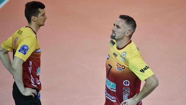 Zklamaní hráči Liberce Lubomír Staněk (vpravo) a Sławomir Stolc po těsné prohře s Rzeszówem. Zklamaní hráči Liberce Lubomír Staněk (vpravo) a Sławomir Stolc po těsné prohře s Rzeszówem.