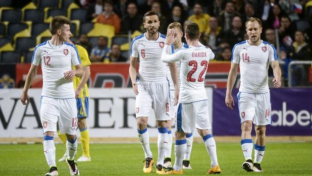 Čeští fotbalisté se radují z vyrovnávací branky proti Švédsku. Čeští fotbalisté se radují z vyrovnávací branky proti Švédsku.