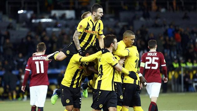 Fotbalisté Bernu se radují z branky, kterou vstřelili z pokutového kopu do sítě Sparty. Fotbalisté Bernu se radují z branky, kterou vstřelili z pokutového kopu do sítě Sparty.