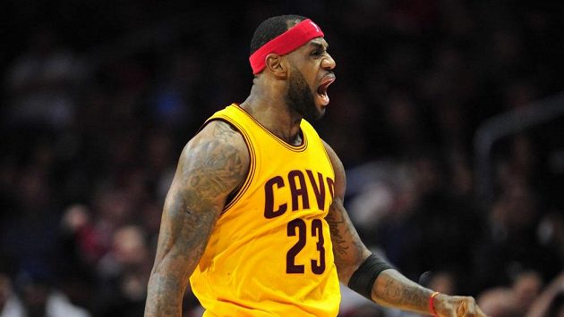 Rozpumpovaný lídr Clevelanda LeBron James opět přepisoval historii NBA. Rozpumpovaný lídr Clevelanda LeBron James opět přepisoval historii NBA.