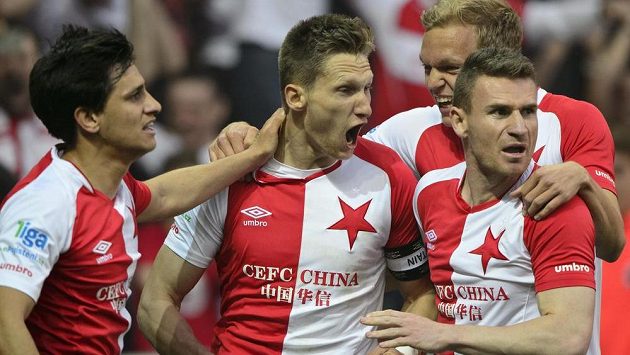 Milan Škoda ze Slavie (uprostřed) se raduje z vyrovnávacího gólu. Milan Škoda ze Slavie (uprostřed) se raduje z vyrovnávacího gólu.