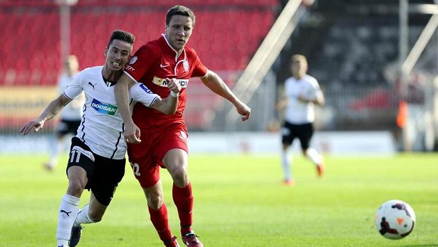 Plzeňský záložník Milan Petržela (vlevo) se snaží předběhnout obránce Zbrojovky Aleše Schustera. Plzeňský záložník Milan Petržela (vlevo) se snaží předběhnout obránce Zbrojovky Aleše Schustera.