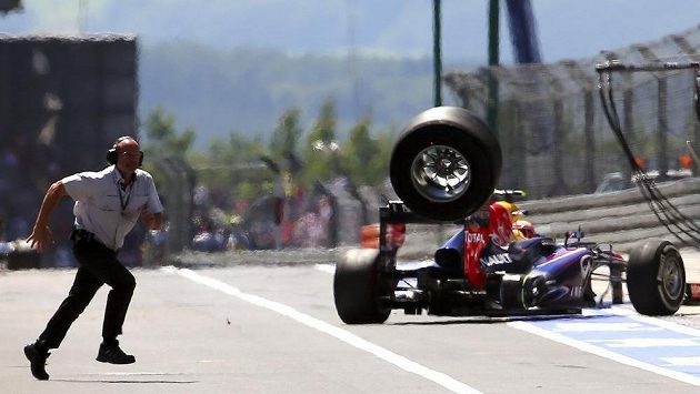 Špatně připevněná pneumatika z vozu Marka Webbera v boxové uličce zranila kameramana. Špatně připevněná pneumatika z vozu Marka Webbera v boxové uličce zranila kameramana.