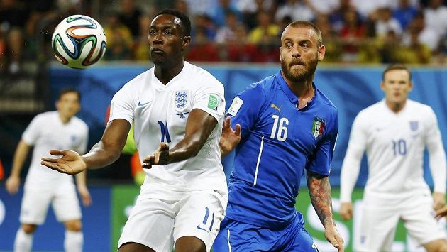 Danny Welbeck v dresu Anglie (vlevo) bojuje o míč s Italem Danielem De Rossim. Danny Welbeck v dresu Anglie (vlevo) bojuje o míč s Italem Danielem De Rossim.