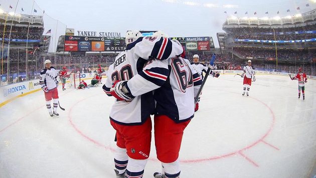Hokejisté NY Rangers oslavují vstřelený gól v síti New Jersey při utkání pod širým nebem na stadiónu baseballistů Yankees. Hokejisté NY Rangers oslavují vstřelený gól v síti New Jersey při utkání pod širým nebem na stadiónu baseballistů Yankees.
