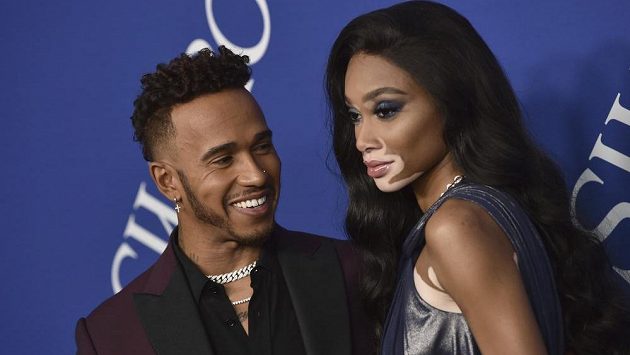 Hvězda F1 Lewis Hamilton ve společnosti modelky Winnie Harlowové. Hvězda F1 Lewis Hamilton ve společnosti modelky Winnie Harlowové.