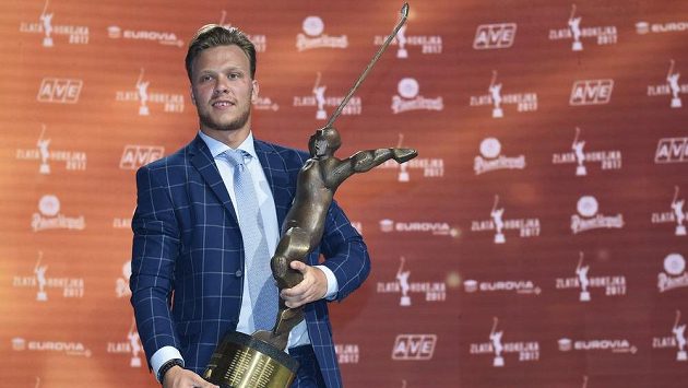 David Pastrňák s trofejí pro nejlepšího českého hokejistu sezóny 2017. David Pastrňák s trofejí pro nejlepšího českého hokejistu sezóny 2017.