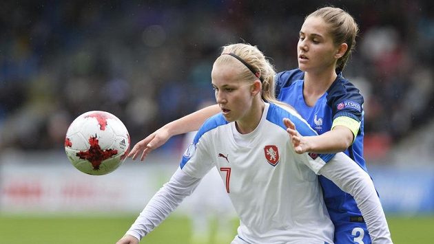 Zleva Češka Aneta Pochmanová a Océane Deslandesová z Francie. Zleva Češka Aneta Pochmanová a Océane Deslandesová z Francie.