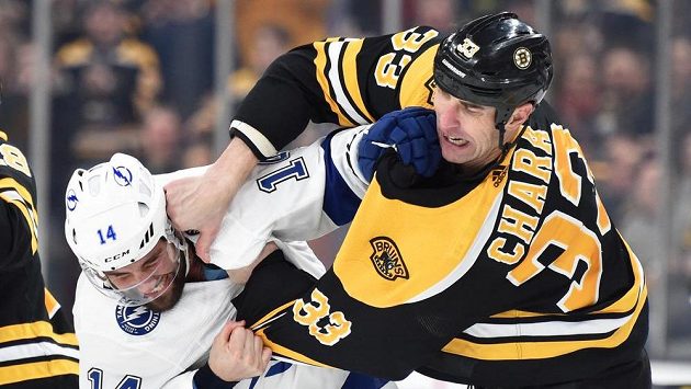 Zdeno Chára z Bostonu (vpravo) při rvačce s Patem Maroonem z Tampy Bay. Zdeno Chára z Bostonu (vpravo) při rvačce s Patem Maroonem z Tampy Bay.