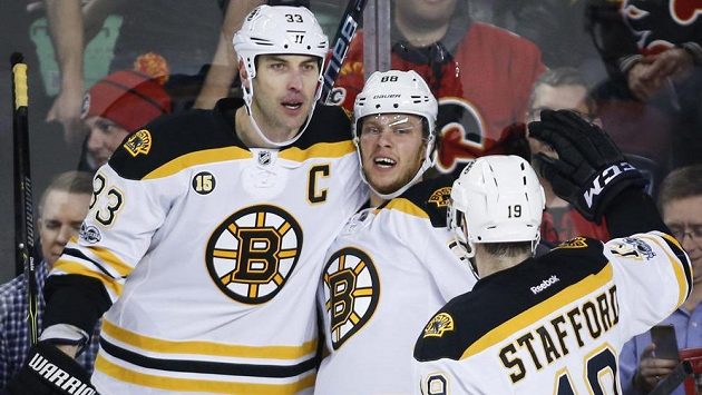 Bostonský útočník David Pastrňák (uprostřed) slaví se Zdenem Chárou (vlevo) a Drew Staffordem gól proti Calgary. Bostonský útočník David Pastrňák (uprostřed) slaví se Zdenem Chárou (vlevo) a Drew Staffordem gól proti Calgary.