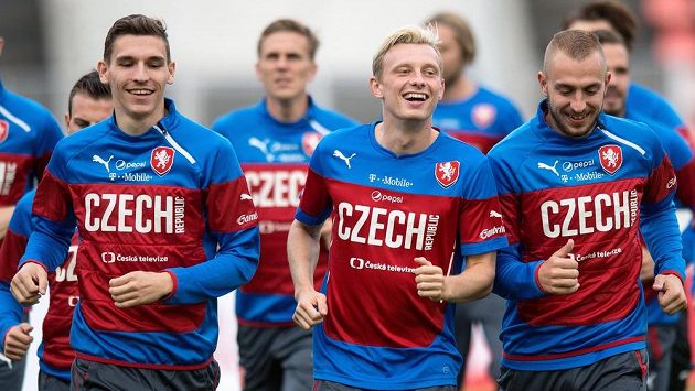 Záložník David Pavelka (vlevo) během tréninku před duelem s Tureckem. Uprostřed je Ladislav Krejčí, vpravo Jiří Skalák. Záložník David Pavelka (vlevo) během tréninku před duelem s Tureckem. Uprostřed je Ladislav Krejčí, vpravo Jiří Skalák.