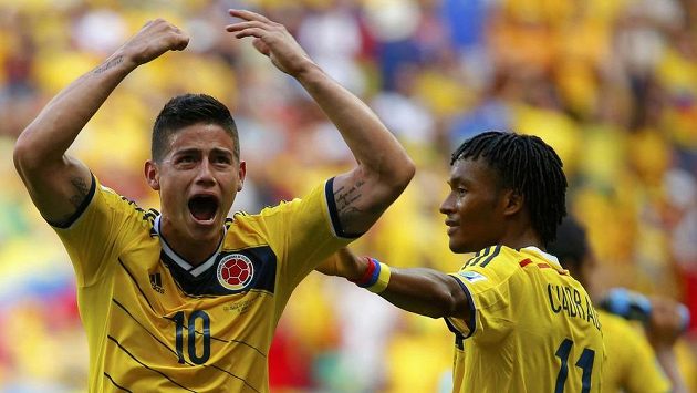 James Rodriguez (vlevo) jásá s dalším Kolumbijcem Juanem Cuadradem po vedoucí brance proti Pobřeží slonoviny. James Rodriguez (vlevo) jásá s dalším Kolumbijcem Juanem Cuadradem po vedoucí brance proti Pobřeží slonoviny.