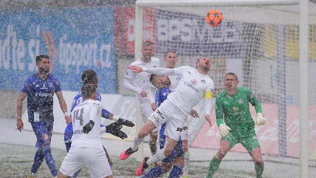 Zleva Ondřej Zmrzlý z Olomouce, Michal Kadlec ze Slovácka a brankář Vít Nemrava ze Slovácka. Zleva Ondřej Zmrzlý z Olomouce, Michal Kadlec ze Slovácka a brankář Vít Nemrava ze Slovácka.