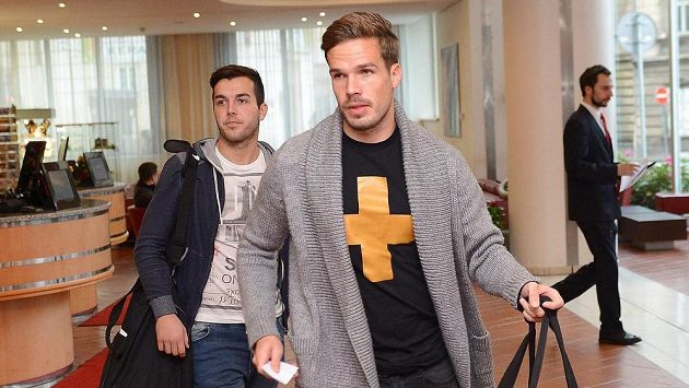 Filip Novák (vpravo) a Martin Pospíšil přicházejí do hotelu na sraz fotbalové reprezentace. Filip Novák (vpravo) a Martin Pospíšil přicházejí do hotelu na sraz fotbalové reprezentace.
