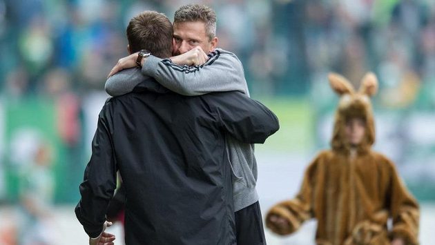 Nový trenér Bohemians 1905 Martin Hašek a asistent Dalibor Slezák oslavují vítězství nad Jihlavou. Nový trenér Bohemians 1905 Martin Hašek a asistent Dalibor Slezák oslavují vítězství nad Jihlavou.