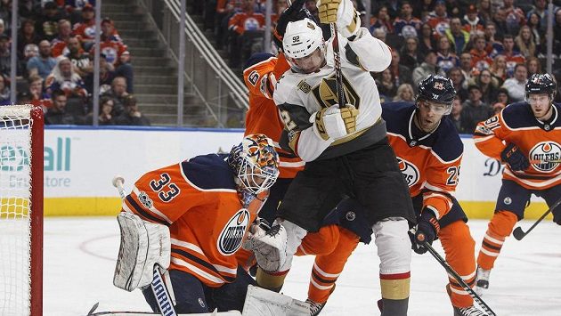 Český hokejista Tomáš Nosek (92) z Vegas Knights se prodírá před gólmana Edmontonu Oilers Cama Talbota (33). Český hokejista Tomáš Nosek (92) z Vegas Knights se prodírá před gólmana Edmontonu Oilers Cama Talbota (33).