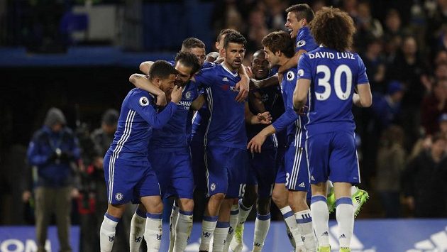 Radost fotbalistů Chelsea po třetím vstřeleném gólu. Radost fotbalistů Chelsea po třetím vstřeleném gólu.