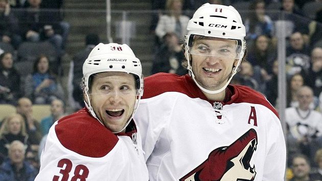 Hokejisté Phoenixu Brandon McMillan (vlevo) a Martin Hanzal se radují z gólu proti Pittsburghu. Hokejisté Phoenixu Brandon McMillan (vlevo) a Martin Hanzal se radují z gólu proti Pittsburghu.