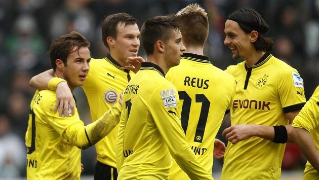 Fotbalisté Borussie Dortmund se radují z gólu proti Mönchengladbachu. Fotbalisté Borussie Dortmund se radují z gólu proti Mönchengladbachu.