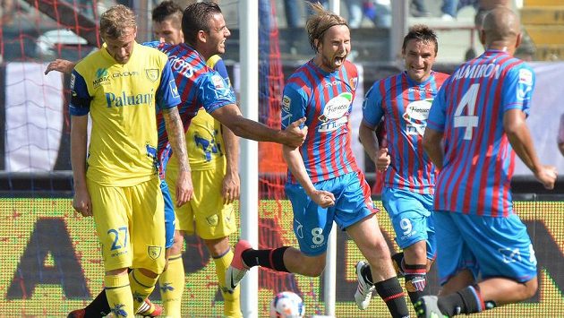 Jaroslav Plašil (uprostřed) se raduje z premiérového gólu v dresu Catanie. Jaroslav Plašil (uprostřed) se raduje z premiérového gólu v dresu Catanie.