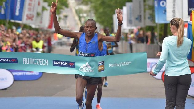 Wilfred Kimitei z Keni vítězí v karlovarském půlmaratónu. Wilfred Kimitei z Keni vítězí v karlovarském půlmaratónu.