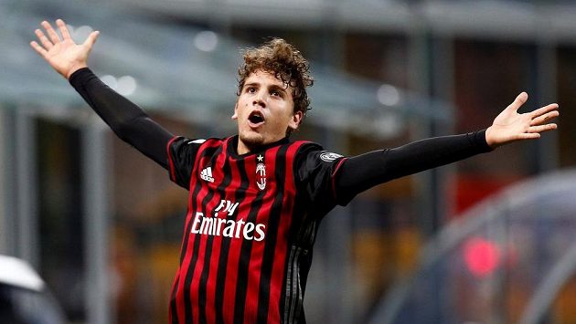 Manuel Locatelli z AC Milán se raduje z gólu, který vstřelil Juventusu. Manuel Locatelli z AC Milán se raduje z gólu, který vstřelil Juventusu.