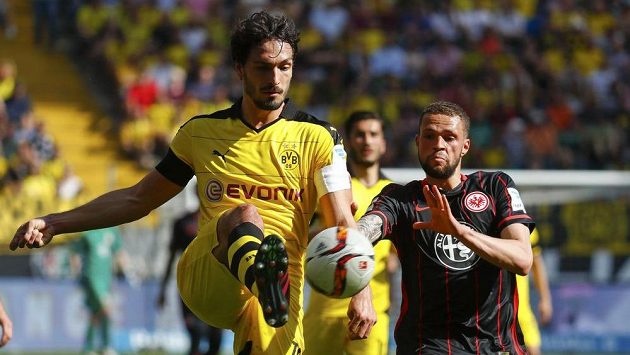 Mats Hummels v dresu Dortmundu a frankfurtský Luc Castaignos. Mats Hummels v dresu Dortmundu a frankfurtský Luc Castaignos.