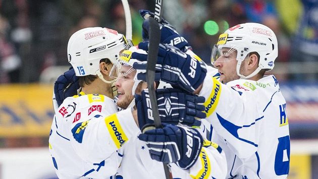 Hráči Komety (zleva) Petr Kuboš, Antonín Honejsek a Martin Dočekal se radují z gólu. Hráči Komety (zleva) Petr Kuboš, Antonín Honejsek a Martin Dočekal se radují z gólu.