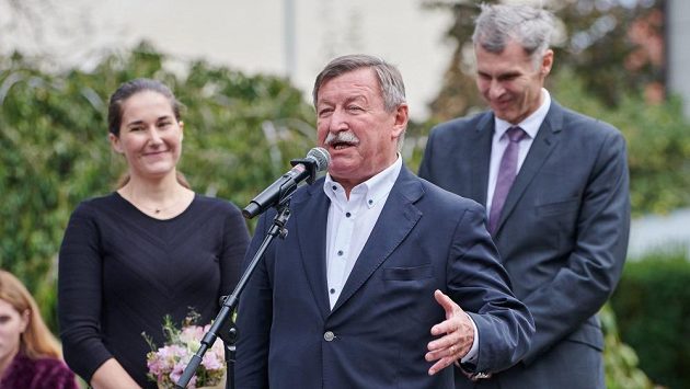 Vladimír Martinec při předávání cen Českého klubu fair play, za ním jeho nová předsedkyně Šárka Strachová a předseda Českého olympijského výboru Jiří Kejval. Vladimír Martinec při předávání cen Českého klubu fair play, za ním jeho nová předsedkyně Šárka Strachová a předseda Českého olympijského výboru Jiří Kejval.