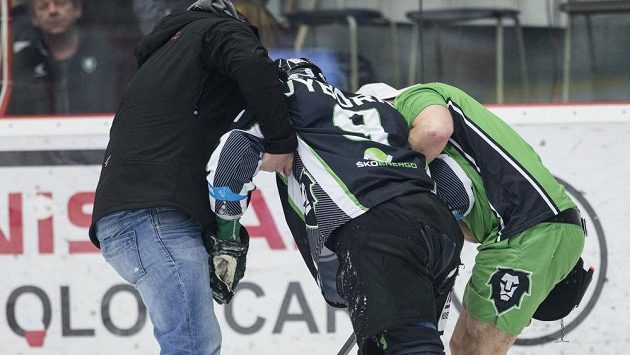 Zraněný kapitán hokejistů Boleslavi David Výborný opouští ledovou plochu. Zraněný kapitán hokejistů Boleslavi David Výborný opouští ledovou plochu.