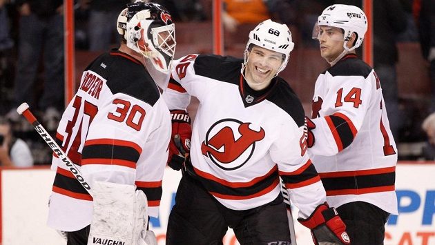 Jaromír Jágr a jeho spoluhráči Martin Brodeur (30) s Adamem Henriquem (14) slaví vítězství nad Philadelphií. Jaromír Jágr a jeho spoluhráči Martin Brodeur (30) s Adamem Henriquem (14) slaví vítězství nad Philadelphií.