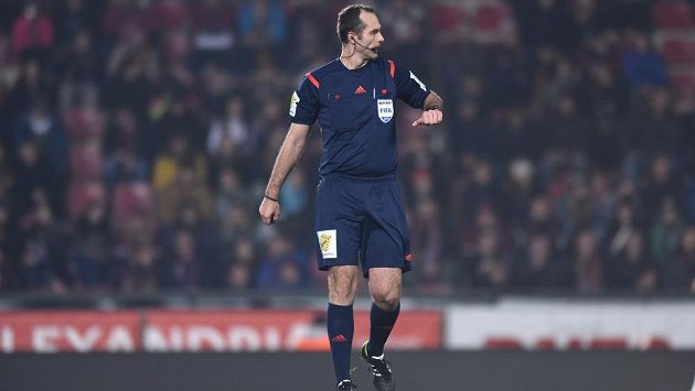 Rozhodčí Libor Kovařík se v zápase Sparta - Teplice dopustil několika závažných chyb. Rozhodčí Libor Kovařík se v zápase Sparta - Teplice dopustil několika závažných chyb.