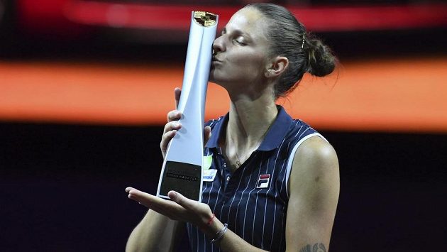 Karolína Plíšková pózuje s trofejí pro vítězku turnaje ve Stuttgartu. Karolína Plíšková pózuje s trofejí pro vítězku turnaje ve Stuttgartu.