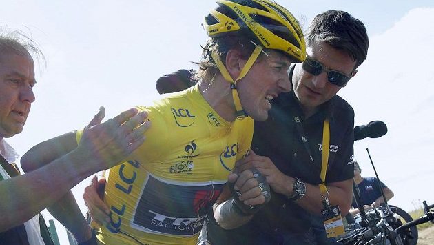 Potlučený Švýcar Fabian Cancellara v péči lékaře a týmového manažera po hromadném pádu na Tour de France. Potlučený Švýcar Fabian Cancellara v péči lékaře a týmového manažera po hromadném pádu na Tour de France.
