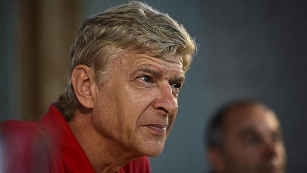 Trenér Kanonýrů Arséne Wenger se pustil do britských novinářů. Trenér Kanonýrů Arséne Wenger se pustil do britských novinářů.