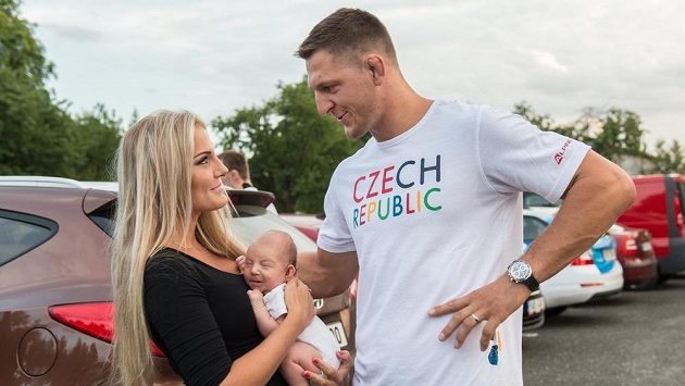 Judista Lukáš Krpálek s partnerkou a synem Antonínem během odletu na OH. Judista Lukáš Krpálek s partnerkou a synem Antonínem během odletu na OH.
