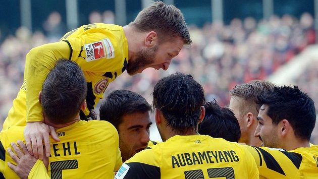 Fotbalisté Dortmindu se radují z vítězství v Hannoveru. Fotbalisté Dortmindu se radují z vítězství v Hannoveru.