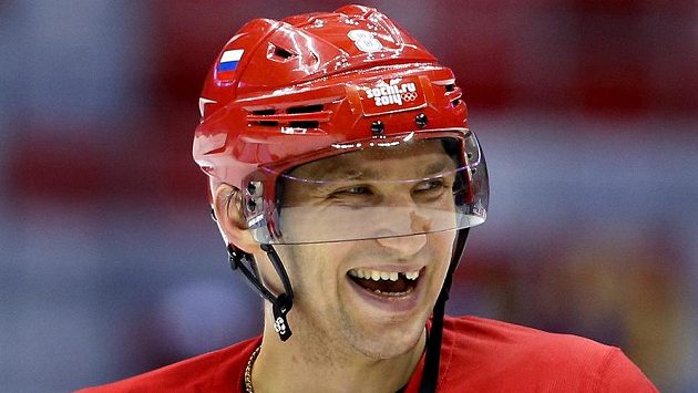 Ruský hokejový útočník Alexandr Ovečkin hýřil na tréninku v hale Bolšoj výbornou náladou. Ruský hokejový útočník Alexandr Ovečkin hýřil na tréninku v hale Bolšoj výbornou náladou.