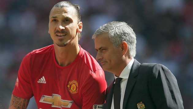 První trofej je naše! Zleva Zlatan Ibrahimovic a José Mourinho, nové osobnosti Manchesteru United. První trofej je naše! Zleva Zlatan Ibrahimovic a José Mourinho, nové osobnosti Manchesteru United.