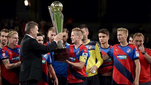 Místopředseda FAČR Roman Berbr předává trofej pro vítěze Superpoháru plzeňskému kapitánovi Davidu Limberskému. Místopředseda FAČR Roman Berbr předává trofej pro vítěze Superpoháru plzeňskému kapitánovi Davidu Limberskému.