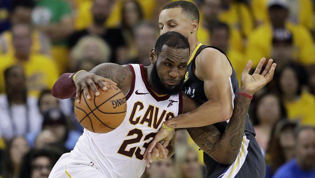 Basketbalista NBA LeBron James opouští tým Cleveland Cavaliers, dohodl se s Los Angeles Lakers na čtyřletém kontraktu. Basketbalista NBA LeBron James opouští tým Cleveland Cavaliers, dohodl se s Los Angeles Lakers na čtyřletém kontraktu.