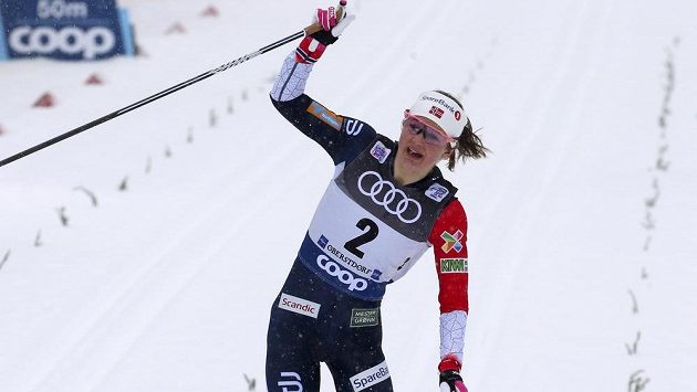 Norská běžkyně na lyžích Ingvild Flugstad Östbergová vyhrála v těsném finiši závod na 10 kilometrů klasicky s hromadným startem v Oberstdorfu. Norská běžkyně na lyžích Ingvild Flugstad Östbergová vyhrála v těsném finiši závod na 10 kilometrů klasicky s hromadným startem v Oberstdorfu.